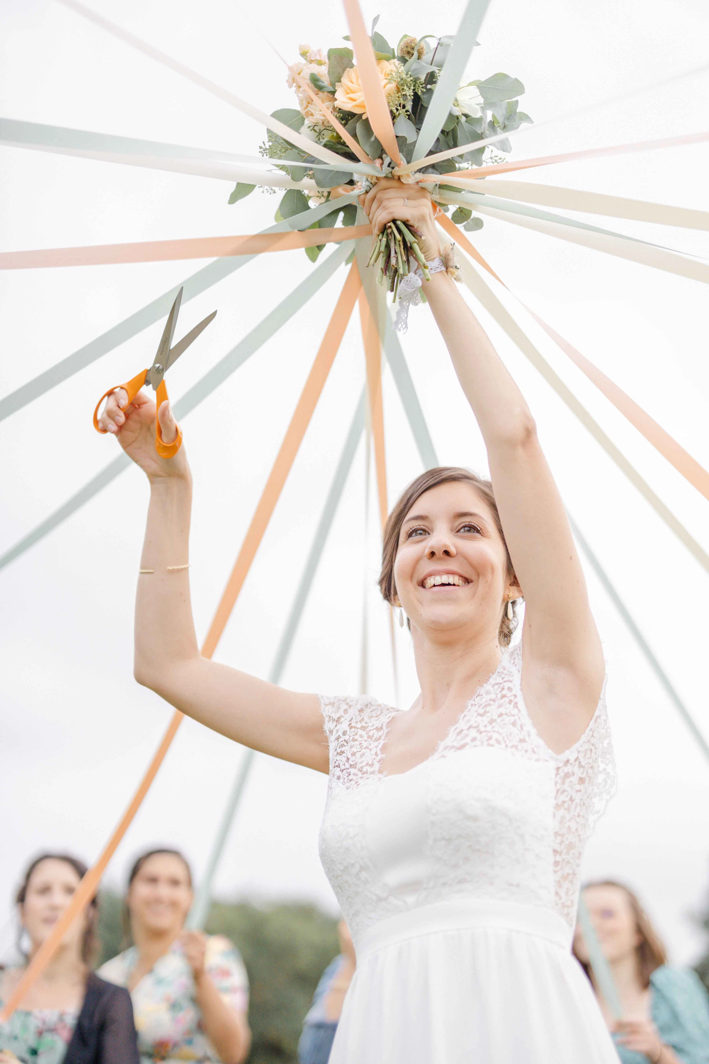 bonheur événement robe sourire beige